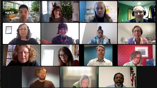 Una reunión virtual con dieciséis participantes, cada uno en una ventana de videollamada independiente, que discuten desde distintos lugares.