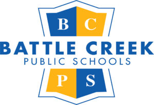 Logotipo de las Escuelas Públicas de Battle Creek con un escudo azul y amarillo que muestra las letras B, C, P y S, y el texto 